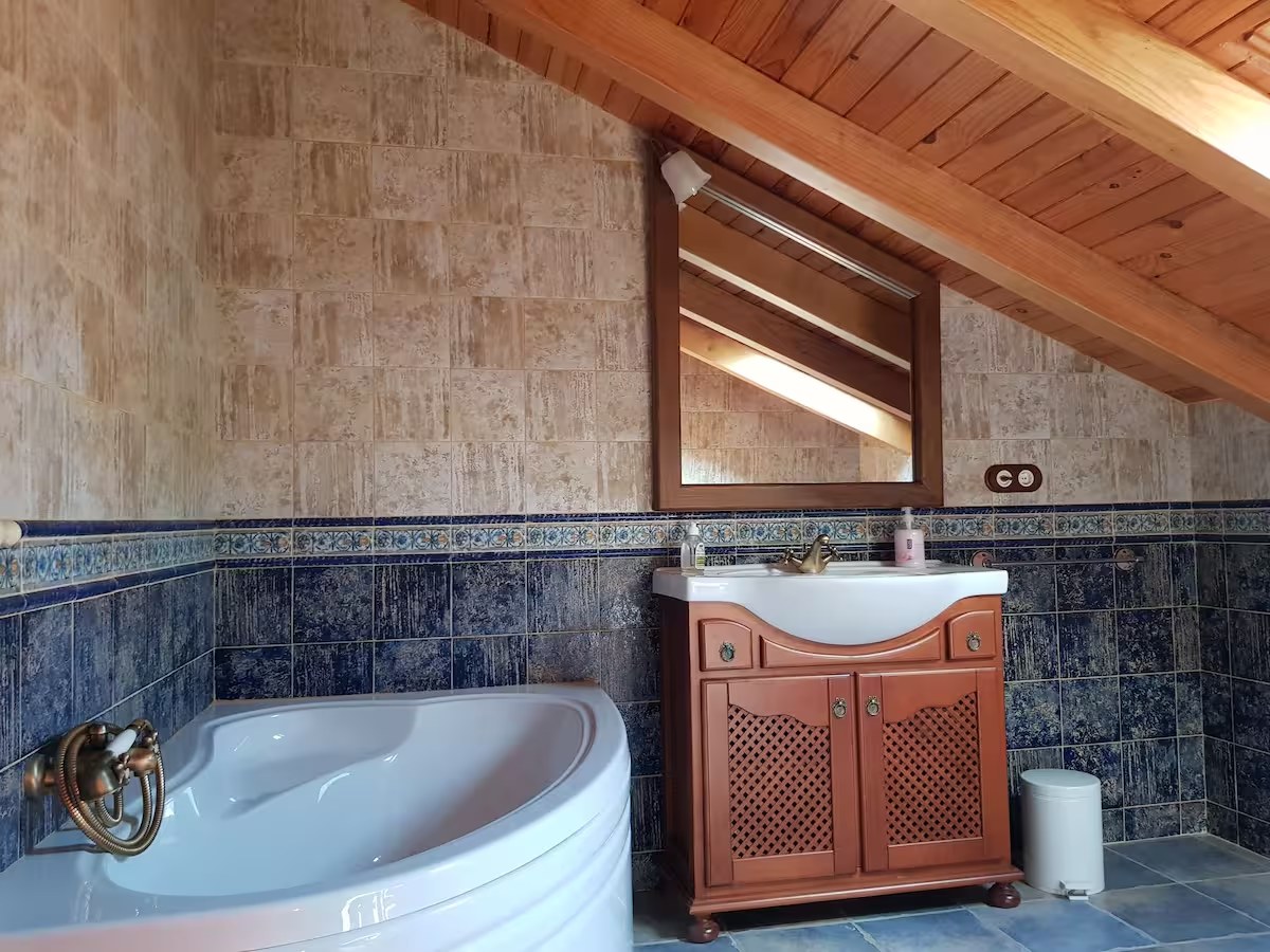 Bañera y lavabo de uno de los baños