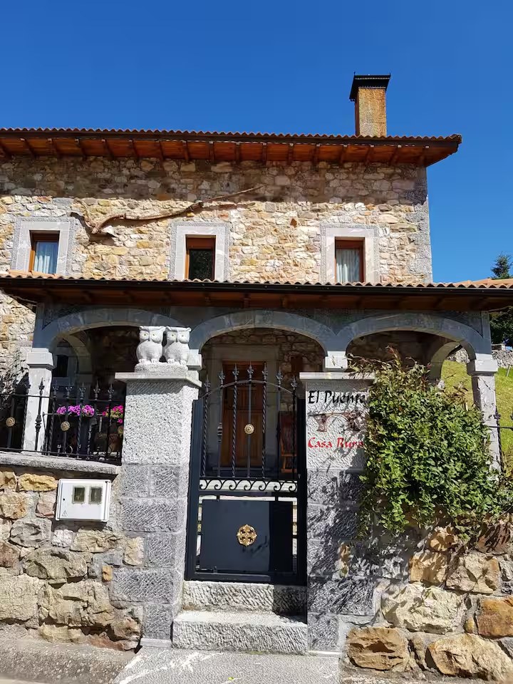 Fachada de piedra de la casa rural