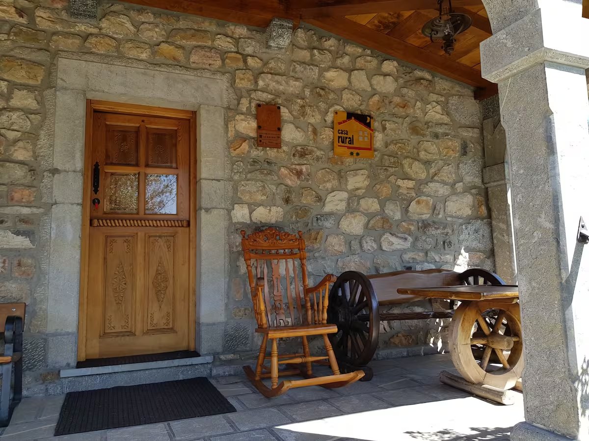 Banco de piedra en el exterior