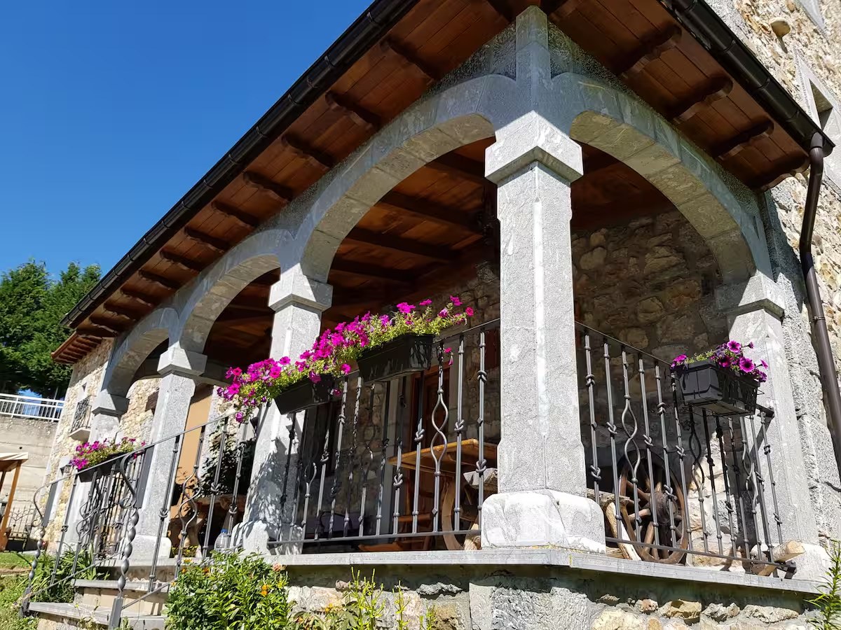 Porche y vistas alrededor de la casa