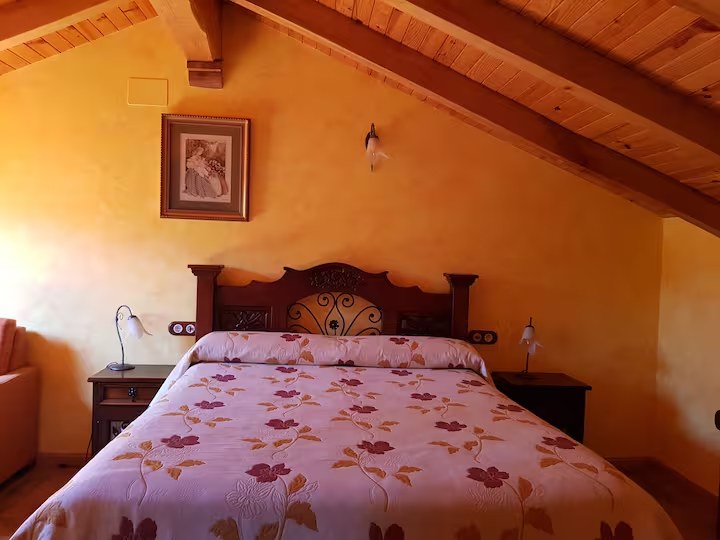 Dormitorio 2 de Casa Rural El Puente, con sofá cama